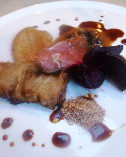 pigeon,café,chicorée,chouxfleurs,betterave,vinaigre de xères,vinaigre de vin rouge,fond de volaille,keffir,ketjap manis,ail,carotte,poireau,céleri,oignon,piment d'espelette,bouillon de volaille,crème épaisse,muscade,huile de sésame,gros sel,graisse d'oie,baies de genièvre,thym,sauge,feuilles de riz,poulet,chapelure,porto,cognac