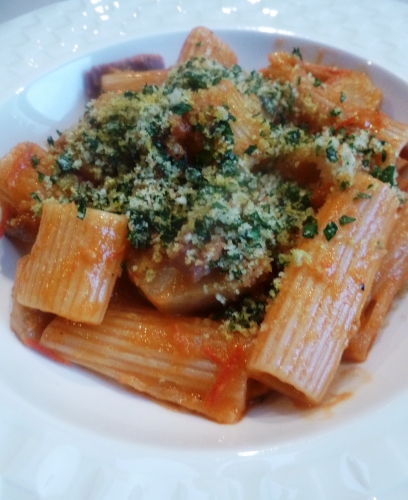 rigatoni,anchois,tomates,tomates cerises,basilic,origan,persil,citron,chapelure,culatello,cayenne,ail