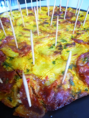 chorizo,pommes de terre,oignons,huile d'olive,safran,persil,oeufs