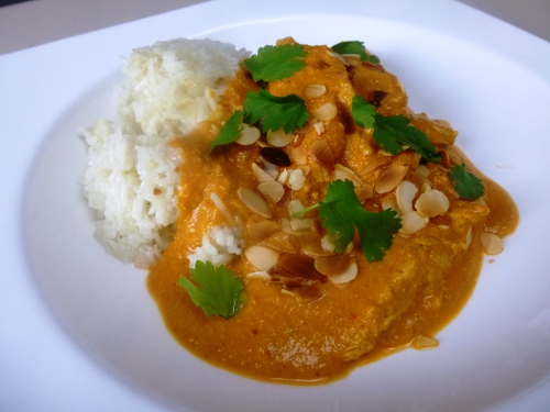 poulet,yaourt grec,citron vert,coriandre,muscade,tomates,lait de coco,garam massala,cumin,curry rouge,pâte de tandoori,ail,gingembre,huile d'arachide,naan,riz basmati,oignon rouge,oignon,amandes effilées,huile de sésame,chili,curcuma