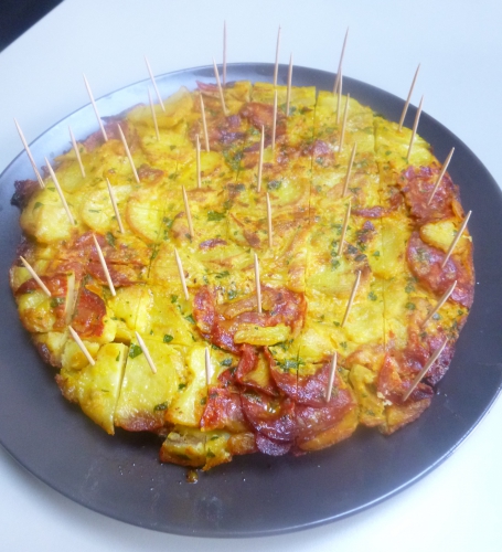 chorizo,pommes de terre,oignons,huile d'olive,safran,persil,oeufs