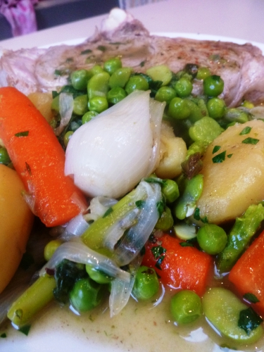 côte de veau,laitue,fond de veau,carottes,asperges,fèves des marais,petits pois,jeunes oignons,thym,estragon,persil,beurre,pomme de terre grenaille