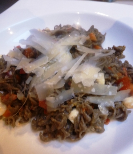 torsades au lentilles vertes,vin blanc,oignon,carotte,céleri,pancetta,chorizo,marjolaine,ail,huile d'olive,mozzarella,parmesan,tomate,oeuf