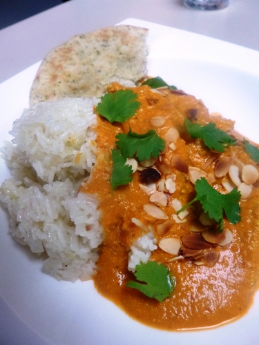 poulet,yaourt grec,citron vert,coriandre,muscade,tomates,lait de coco,garam massala,cumin,curry rouge,pâte de tandoori,ail,gingembre,huile d'arachide,naan,riz basmati,oignon rouge,oignon,amandes effilées,huile de sésame,chili,curcuma