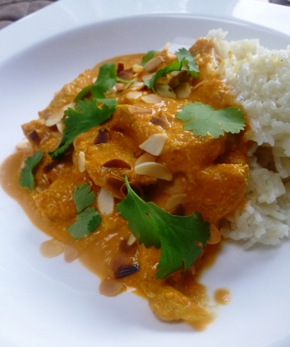 poulet,yaourt grec,citron vert,coriandre,muscade,tomates,lait de coco,garam massala,cumin,curry rouge,pâte de tandoori,ail,gingembre,huile d'arachide,naan,riz basmati,oignon rouge,oignon,amandes effilées,huile de sésame,chili,curcuma