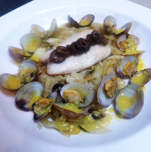 mulet,olives noires,huile d'olive,fleur de sel,coques,curcuma,fenouil,jeunes oignons,piment thaï,izarra,vin blanc,ail,céleri,oeuf,crème