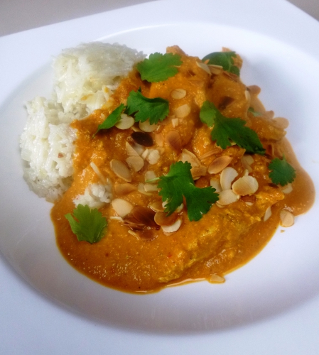 poulet,yaourt grec,citron vert,coriandre,muscade,tomates,lait de coco,garam massala,cumin,curry rouge,pâte de tandoori,ail,gingembre,huile d'arachide,naan,riz basmati,oignon rouge,oignon,amandes effilées,huile de sésame,chili,curcuma