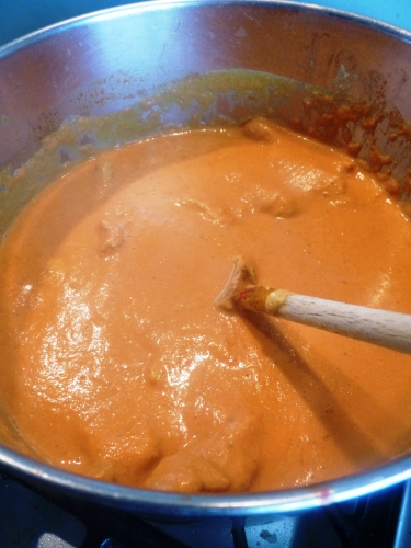 poulet,yaourt grec,citron vert,coriandre,muscade,tomates,lait de coco,garam massala,cumin,curry rouge,pâte de tandoori,ail,gingembre,huile d'arachide,naan,riz basmati,oignon rouge,oignon,amandes effilées,huile de sésame,chili,curcuma