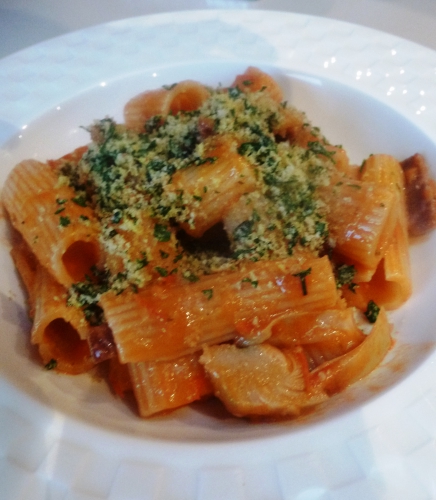 rigatoni,anchois,tomates,tomates cerises,basilic,origan,persil,citron,chapelure,culatello,cayenne,ail