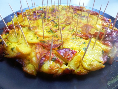 chorizo,pommes de terre,oignons,huile d'olive,safran,persil,oeufs