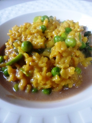 asperges vertes,fèves des marais,petits pois,riz arborio,carnarolli,bouillon de volaille,jus de volaille,vinaigre de xères,moële,vin blanc,safran,pimenton,parmesan,mascarpone