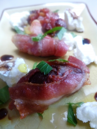 dattes,pancetta,chèvre frais,vinaigre balsamique,huile d'olive,poivre noir,persil