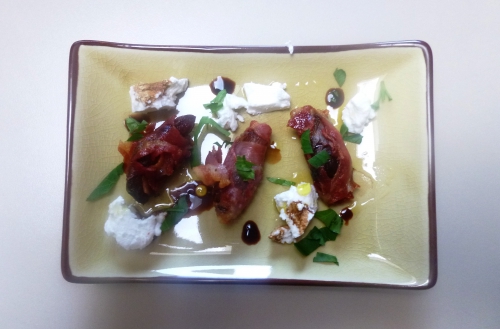 dattes,pancetta,chèvre frais,vinaigre balsamique,huile d'olive,poivre noir,persil