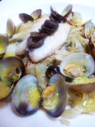 mulet,olives noires,huile d'olive,fleur de sel,coques,curcuma,fenouil,jeunes oignons,piment thaï,izarra,vin blanc,ail,céleri,oeuf,crème