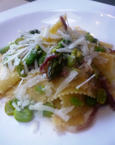 sagnarelli,pâtes,citron,vin blanc sec,fèves des marais,echalotes,asperges vertes,pecorino romano