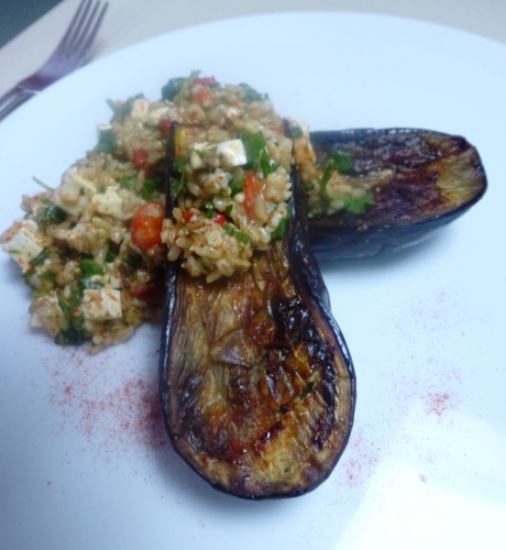 aubergine,poivron rouge,aneth,persil plat,feta,huile d'olive,cumin,canelle,paprika fûmé,avoine,citron,roquette