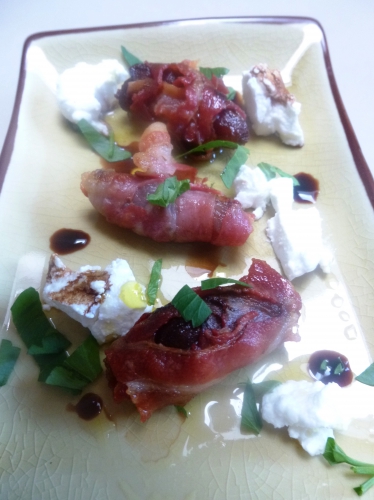 dattes,pancetta,chèvre frais,vinaigre balsamique,huile d'olive,poivre noir,persil