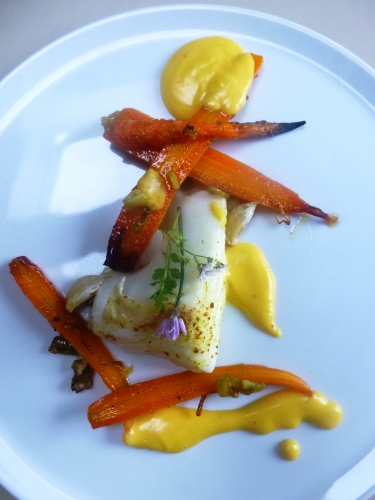 cabillaud,citron,tandoori massala,huile d'olive,fleur de sel,carottes,thym,laurier,coriandre,ail,jeunes oignons,oranges,zeste d'oranges,cointreau,vin blanc sec,echalotes,beurre,oeufs