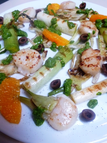 coquilles st jacques,sel maldon,mycrio,oranges,olives noires,fenouil,poireaux,cresson,persil,moutarde,condiment balsamique blanc,citron,noisettes,huile d'olive