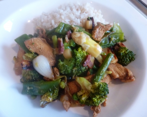 volaille,jambon,haricots verts,haricots mange-tout,haricots plats,petits pois,gingembre,sauce soja,miel,jus de volaille,citron,asperges blanches,broccoli,jeunes oignons