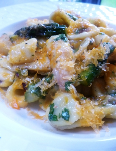 orecchiette,asperges vertes,asperges blanches,fond de veau clair,citrons,mimolette,pistaches,coriandre,beurre salé,oeuf