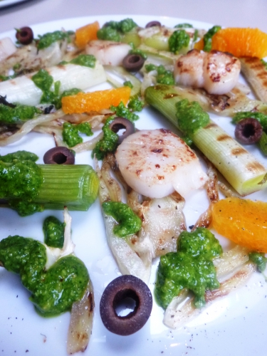 coquilles st jacques,sel maldon,mycrio,oranges,olives noires,fenouil,poireaux,cresson,persil,moutarde,condiment balsamique blanc,citron,noisettes,huile d'olive