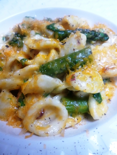 orecchiette,asperges vertes,asperges blanches,fond de veau clair,citrons,mimolette,pistaches,coriandre,beurre salé,oeuf