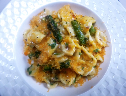 orecchiette,asperges vertes,asperges blanches,fond de veau clair,citrons,mimolette,pistaches,coriandre,beurre salé,oeuf