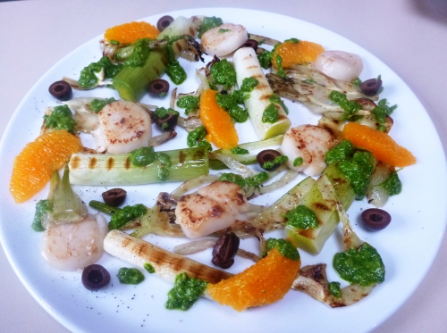 coquilles st jacques,sel maldon,mycrio,oranges,olives noires,fenouil,poireaux,cresson,persil,moutarde,condiment balsamique blanc,citron,noisettes,huile d'olive
