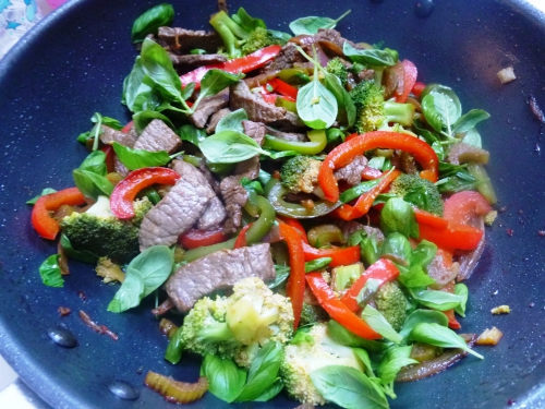 sherry,sauce soja,miel,huile de tournesol,boeuf,filet de boeuf,oignon rouge,ail,céleri,poivre noir,broccoli,poivron rouge,poivron vert,feuilles de basilic,riz