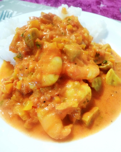 scampi,tomates,oignon,ail,huile d'olive,céleri,carotte,safran,champignons,poivron jaune,curry rouge,vin blanc,crème epaisse