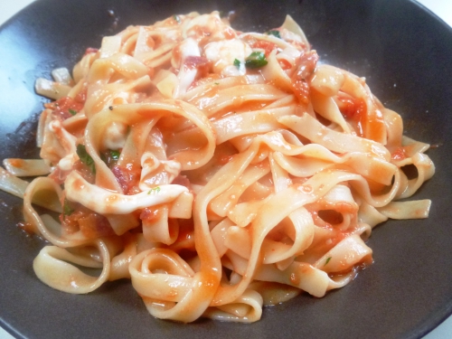 tagliatelle,pancetta,ail,oignon,marjolaine,tomates,mozzarella,bufflone,basilic