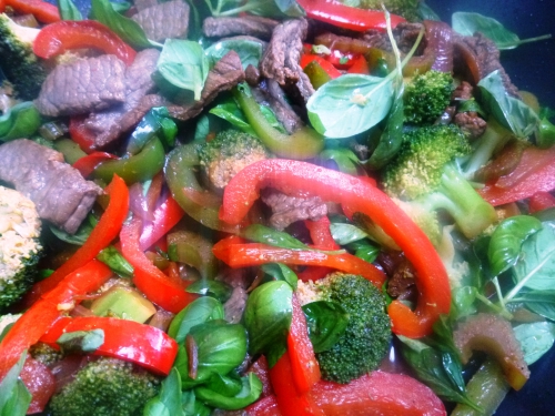 sherry,sauce soja,miel,huile de tournesol,boeuf,filet de boeuf,oignon rouge,ail,céleri,poivre noir,broccoli,poivron rouge,poivron vert,feuilles de basilic,riz