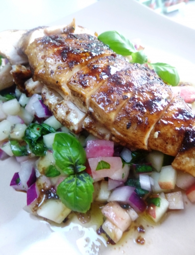 pêches,poulet,vinaigre balsamique,vinaigre de vin blanc,oignon nouge,basilic,piment d'espelette,ail,gingembre,sirop d'erable