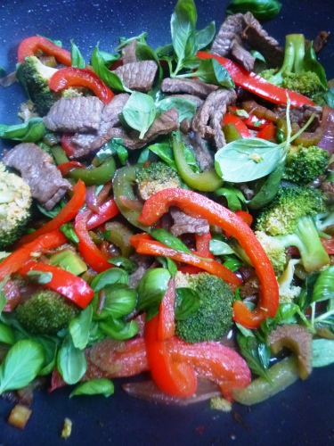 sherry,sauce soja,miel,huile de tournesol,boeuf,filet de boeuf,oignon rouge,ail,céleri,poivre noir,broccoli,poivron rouge,poivron vert,feuilles de basilic,riz