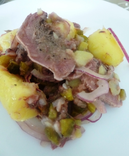 pommes de terre,oignon rouge,cornichons,olives vertes,langue de porc,kipkap,vinaigre de vin blanc,huile d'olive,moutarde,ail,oeufs