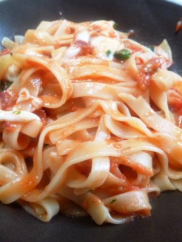 tagliatelle,pancetta,ail,oignon,marjolaine,tomates,mozzarella,bufflone,basilic