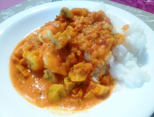 scampi,tomates,oignon,ail,huile d'olive,céleri,carotte,safran,champignons,poivron jaune,curry rouge,vin blanc,crème epaisse