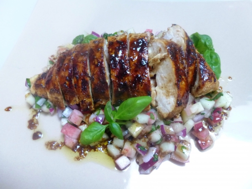 pêches,poulet,vinaigre balsamique,vinaigre de vin blanc,oignon nouge,basilic,piment d'espelette,ail,gingembre,sirop d'erable