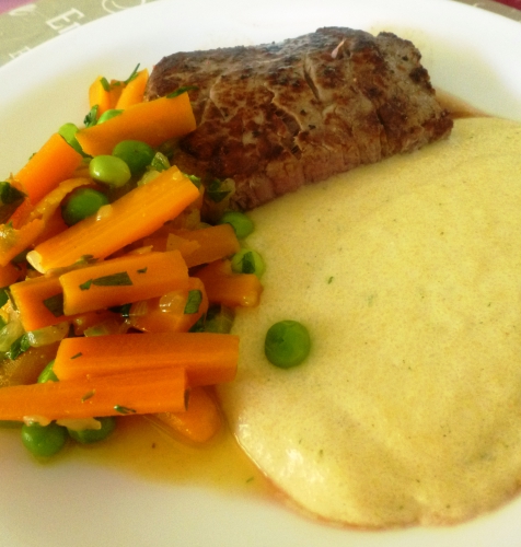 polenta,bouillon de légumes,mascarpone,crème,cheddar,lait,steak,filet pur,rouge des flandres,moutarde,huile d'olive,beurre,petits pois,estragon,oignon,ail,bouillon de volaille,vin blanc,carottes,orange,laurier,thym,cayenne