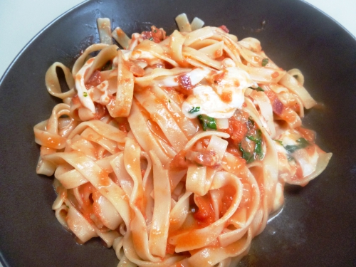 tagliatelle,pancetta,ail,oignon,marjolaine,tomates,mozzarella,bufflone,basilic