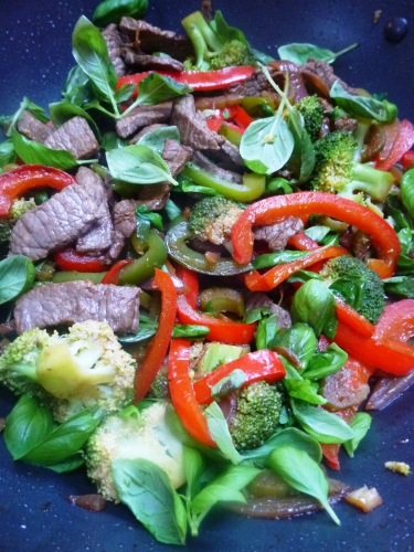 sherry,sauce soja,miel,huile de tournesol,boeuf,filet de boeuf,oignon rouge,ail,céleri,poivre noir,broccoli,poivron rouge,poivron vert,feuilles de basilic,riz