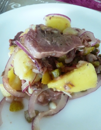 pommes de terre,oignon rouge,cornichons,olives vertes,langue de porc,kipkap,vinaigre de vin blanc,huile d'olive,moutarde,ail,oeufs