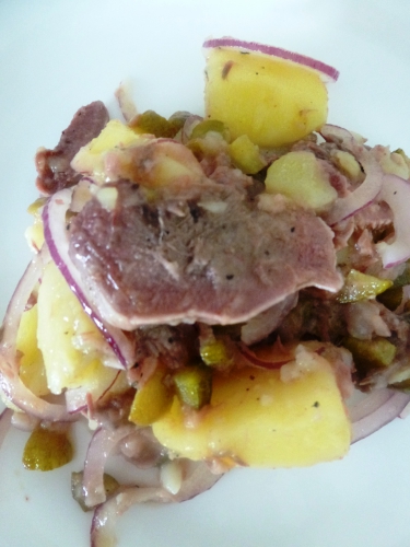 pommes de terre,oignon rouge,cornichons,olives vertes,langue de porc,kipkap,vinaigre de vin blanc,huile d'olive,moutarde,ail,oeufs