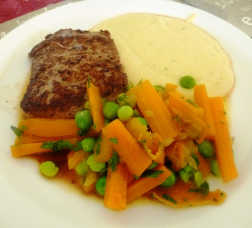 polenta,bouillon de légumes,mascarpone,crème,cheddar,lait,steak,filet pur,rouge des flandres,moutarde,huile d'olive,beurre,petits pois,estragon,oignon,ail,bouillon de volaille,vin blanc,carottes,orange,laurier,thym,cayenne