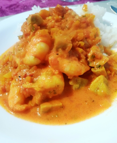 scampi,tomates,oignon,ail,huile d'olive,céleri,carotte,safran,champignons,poivron jaune,curry rouge,vin blanc,crème epaisse