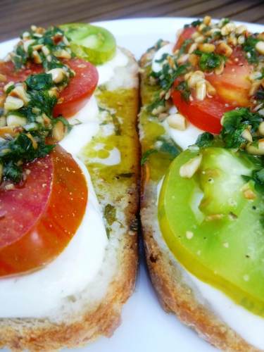 pain de campagne,mozzarella,tomates,ail,basilic,menthe,pignons de pin,citron