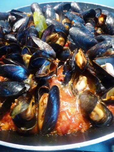 moules,chorizo,oignons,safran,piquillos,ail,vin blanc,bouillon de volaille,laurier,thym,tomates,persil