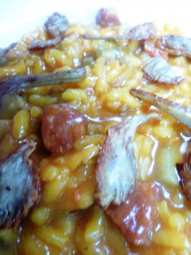 bouillon de moules otero,bouillon de volaille,riz arborio,artichauts,citron,echalote,vin blanc sec,beurre,huile d'olive,parmesan,ail,vinaigre de vin,moules,piquillos,chorizo