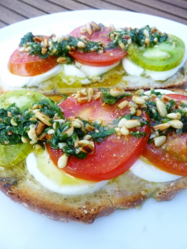 pain de campagne,mozzarella,tomates,ail,basilic,menthe,pignons de pin,citron